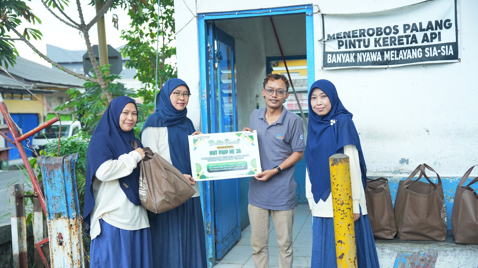 Merawat Kepedulian di HUT ke-26, PWP RU IV Cilacap Bagikan 785 Paket Sembako